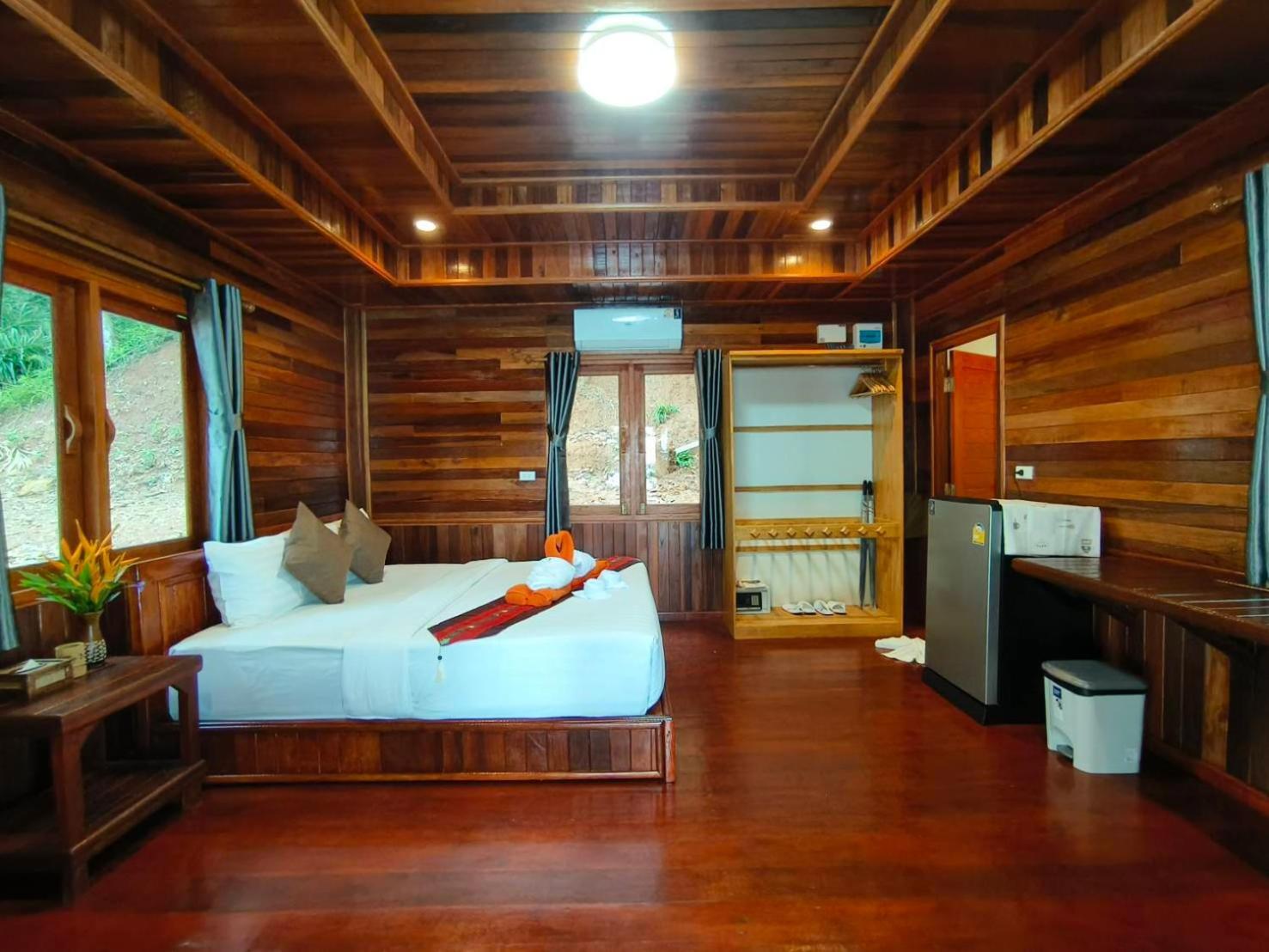 Kohjum Seafront Resort Koh Jum Exterior foto
